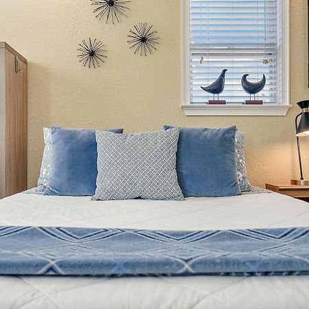 Retro Retreat In Dtsp - Explore The Downtown Area Sankt Petersburg Exterior foto