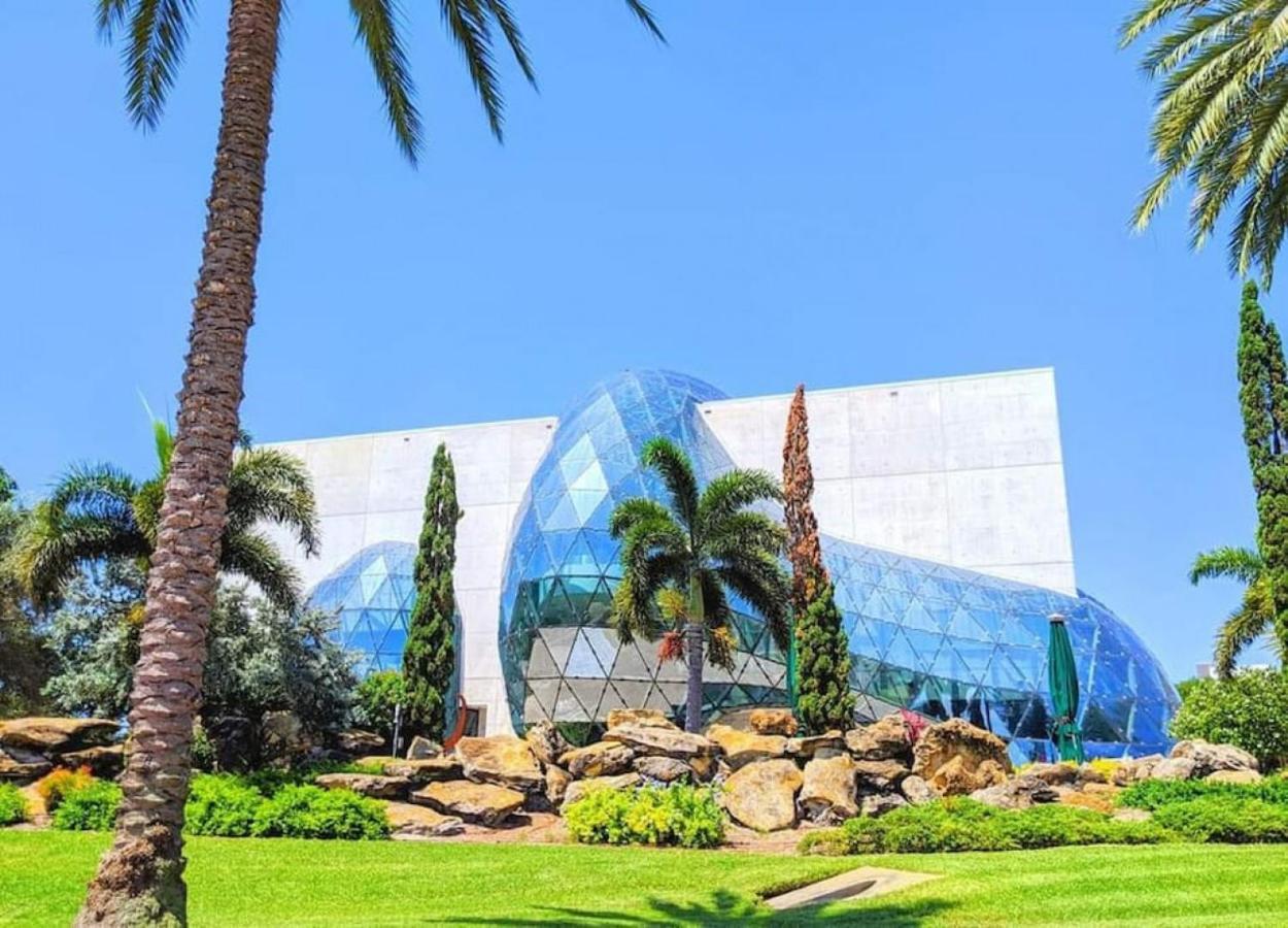 Retro Retreat In Dtsp - Explore The Downtown Area Sankt Petersburg Exterior foto