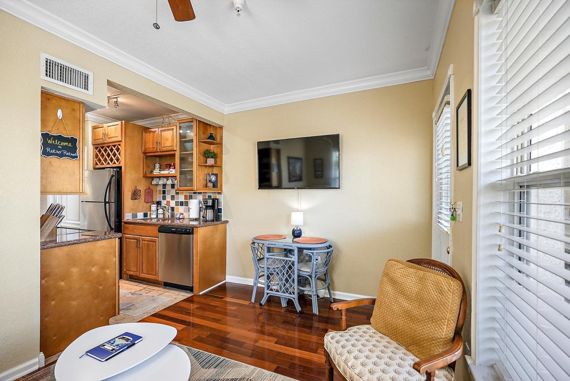 Retro Retreat In Dtsp - Explore The Downtown Area Sankt Petersburg Exterior foto